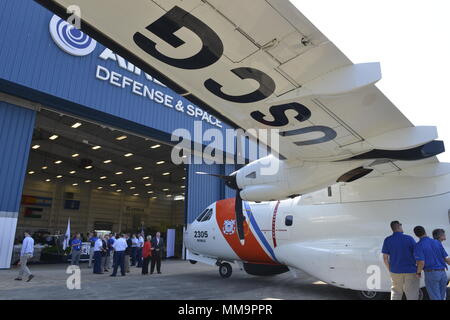 Eine Zeremonie, 22. September 2017, bei Airbus, Verteidigung und Raumfahrt in Mobile Alabama der Küstenwache HC-144 Ocean Sentry Flugzeugen gemeinsam erreichen 100.000 Flugstunden zu feiern. Personal von der Küstenwache, und Airbus Verteidigung und Raumfahrt, Sandy Stimpson, Bürgermeister von Mobile, und Jerry Carl, Mobile County Kommissar waren anwesend. - U.S. Coast Guard Foto von Petty Officer 3. Klasse Lexie Preston. Stockfoto