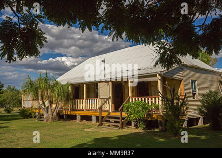 Weltkulturerbe 1860 Bowen River Hotel, klassischen Stil Holzhaus inmitten von Gärten und Bäume unter blauem Himmel in der westlichen Queensland Australien Stockfoto