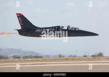 Die patrioten Jet Team führt Kunstflug Manöver während des Marine Corps Air Station Miramar Air Show 2017 auf der MCAS Miramar, Calif., Sept. 22. Das Thema für die Air Show ist "ein Gruß an Vietnam Veteranen" und verfügt über mehrere Aufführungen und zeigt die Anerkennung der Opfer von Vietnam Veteranen. "Die 2017 MCAS Miramar Air Show gibt der Öffentlichkeit und aktuelle Service Mitglieder Gelegenheit, Danke zu sagen zu den Veteranen des Vietnamkriegs", sagte Oberst Jason Woodworth, kommandierender Offizier der MCAS Miramar. "Unser Ziel ist es, die Veteranen, die das Land um Sie kümmert sich zu erinnern und wirklich Werte der Stockfoto