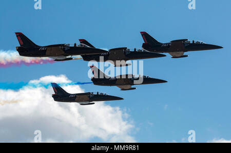 Die patrioten Jet Team führt Kunstflug Manöver während des Marine Corps Air Station Miramar Air Show 2017 an, MCAS Miramar, Calif., Sept. 22. Das Thema für die Air Show ist "ein Gruß an Vietnam Veteranen" und verfügt über mehrere Aufführungen und zeigt die Anerkennung der Opfer von Vietnam Veteranen. "Die 2017 MCAS Miramar Air Show gibt der Öffentlichkeit und aktuelle Service Mitglieder Gelegenheit, Danke zu sagen zu den Veteranen des Vietnamkriegs", sagte Oberst Jason Woodworth, kommandierender Offizier der MCAS Miramar. "Unser Ziel ist es, die Veteranen, die das Land um Sie kümmert sich zu erinnern und wirklich Werte der Stockfoto