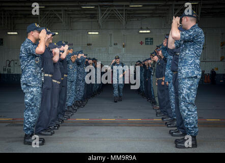 170922-N-OS 895-0090 Norfolk, Virginia (Sept. 22, 2017) Senior Chief's Machinist Mate (nuklearen) Justin Hensley kehrt die begrüßt der USS Gerald R. Ford (CVN 78) Segler, als er das Schiff fährt. (U.S. Marine Foto von Mass Communication Specialist 2. Klasse Jason Pastrick) Stockfoto