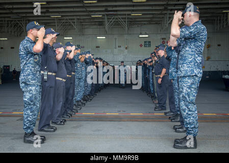 170922-N-OS 895-0034 Norfolk, Virginia (Sept. 22, 2017) Leutnant Nikolaus Rimes liefert die begrüßt der USS Gerald R. Ford (CVN 78) Segler, als er das Schiff fährt. (U.S. Marine Foto von Mass Communication Specialist 2. Klasse Jason Pastrick) Stockfoto