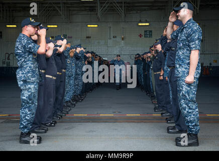 170922-N-OS 895-0060 Norfolk, Virginia (Sept. 22, 2017) Hospital Corpsman 3. Klasse Timothy McBride liefert die begrüßt der USS Gerald R. Ford (CVN 78) Segler, als er das Schiff fährt. (U.S. Marine Foto von Mass Communication Specialist 2. Klasse Jason Pastrick) Stockfoto