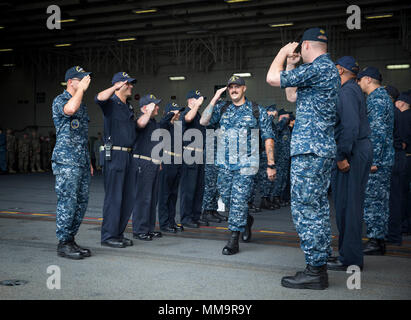 170922-N-OS 895-0092 Norfolk, Virginia (Sept. 22, 2017) Senior Chief's Machinist Mate (nuklearen) Justin Hensley kehrt die begrüßt der USS Gerald R. Ford (CVN 78) Segler, als er das Schiff fährt. (U.S. Marine Foto von Mass Communication Specialist 2. Klasse Jason Pastrick) Stockfoto