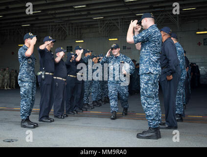 170922-N-OS 895-0040 Norfolk, Virginia (Sept. 22, 2017) Leutnant Nikolaus Rimes liefert die begrüßt der USS Gerald R. Ford (CVN 78) Segler, als er das Schiff fährt. (U.S. Marine Foto von Mass Communication Specialist 2. Klasse Jason Pastrick) Stockfoto