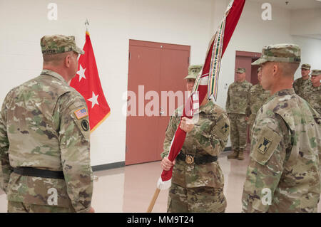 Generalmajor Miyako N. Schanely, eingehende Commander, Theater 416th Engineer Befehl, erhält die Einheit Flagge von Generalmajor Scottie D. Zimmermann, stellvertretender Kommandierender General, US Army Reserve Command, während der Annahme des Befehls Zeremonie am 23. September. (U.S. Armee finden Foto von Sgt. 1. Klasse Darrin McDufford) Stockfoto