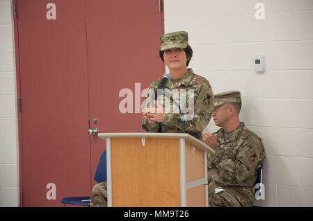 Generalmajor Miyako N. Schanely, eingehende Commander, Theater 416th Engineer Befehl, spricht während der Annahme des Befehls Zeremonie am 23. September. (U.S. Armee finden Foto von Sgt. 1. Klasse Darrin McDufford) Stockfoto