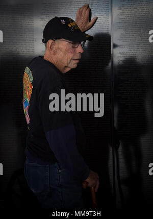 Die mobile Vietnam Memorial Wall ist eine Nachbildung des Vietnam Veterans Memorial in Washington, D.C., die Mitglieder des US-Militärs ehrt, die im Vietnamkrieg gestorben sind. Ein Veteran berührt ein graviertes Namensfeld während der Marine Corps Air Station Miramar Air Show 2017 im MCAS Miramar, Kalifornien, am 23. September 2017. Das Archivbild dokumentiert die öffentliche Interaktion mit der Gedenkstruktur. Stockfoto