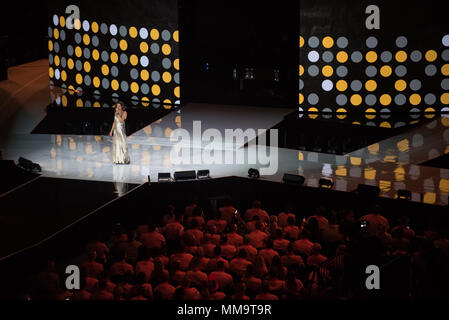 Kanadische Sänger, Songwriter, und muscian Sarah McLachlan führt während der Eröffnungsfeier der 2017 Invictus Games im Air Canada Centre in Toronto, Kanada., Sept. 23, 2017. Die Invictus Games, 2014 gegründet von Prinz Harry im Vereinigten Königreich, wurde entwickelt, um die Kraft des Sports zu verwenden Recovery zu inspirieren, Rehabilitation und ein breiteres Verständnis von Respekt für diejenigen, die ihr Land dienen und ihre Angehörigen. (DoD Foto von U.S. Army Sgt und generieren. James K. McCann) Stockfoto