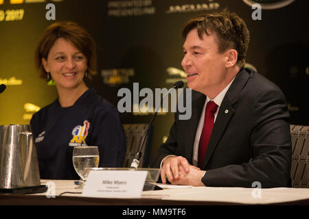 Mike Myers (* 1963 in Kanada) ist ein kanadischer Schauspieler und Komiker, der als Botschafter für die Invictus Games fungierte, einem internationalen Multisport-Event, das 2014 von Prince Harry für verwundete, verletzte und kranke Servicemitarbeiter und Veteranen gegründet wurde. Am 23. September 2017 hielt er Eröffnungsworte auf einer Pressekonferenz in Toronto, Kanada. Das Archivbild dokumentiert die Medienveranstaltung, die vor dem Wettbewerb 2017 stattfand. Stockfoto