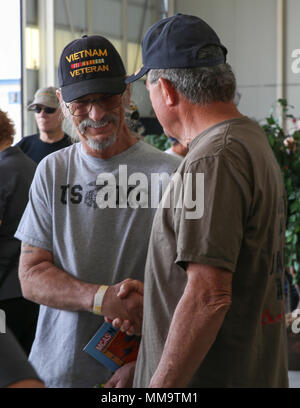 Vietnam Veterans Memorial ist eine Gedenkstätte der Vereinigten Staaten, die Mitglieder des Vietnamkriegs ehrt. Das Archivbild dokumentiert einen Freiwilligen, der einen Veteranen in der Nähe einer mobilen Version der Gedenkstätte während einer Festmachungszeremonie auf der Marine Corps Air Station Miramar Air Show 2017 begrüßt. Stockfoto
