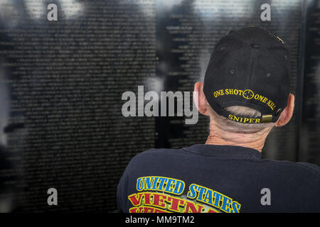 Das Vietnam Veterans Memorial ist ein nationales Denkmal der Vereinigten Staaten, das die Namen der im Vietnamkrieg verstorbenen oder vermissten Soldaten auflistet. Das Archivbild dokumentiert einen Veteranen, der während der Marinekorps Air Station Miramar Air Show 2017 gravierte Namen auf einer mobilen Gedenkwand sieht. Stockfoto