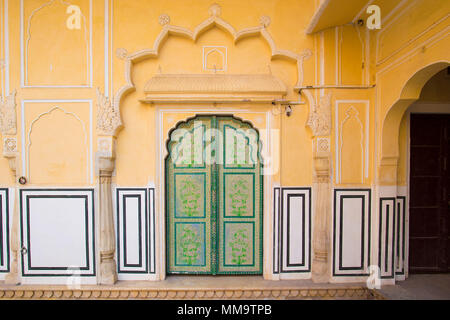 Wunderschöne und farbige und verzierte Tür in Jaipur, Rajasthan, Indien. Stockfoto