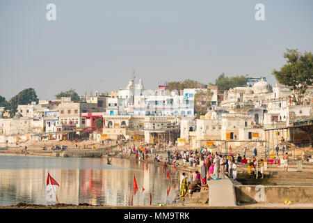 PUSHKAR, Indien - 07. Dezember 2017. Hinduistische gläubige Pilger baden in der heiligen Pushkar-see (Sagar) auf ghats von Pushkar, Rajasthan. Pushkar ist heilige Stadt Stockfoto