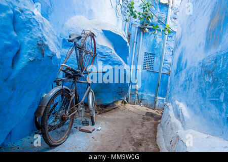 Ein Fahrrad in einer kleinen Gasse in die blaue Stadt Jodhpur, Rajasthan, Indien. Stockfoto