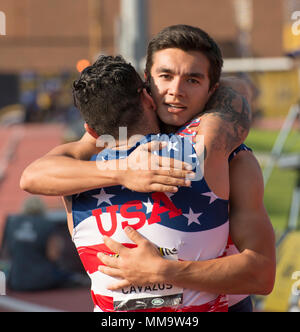 Marine veteran Lance Cpl. Robert Anfinson (R) Umarmungen Air Force Staff Sgt. Vincent Cavazos nach Ihrem 100 Meter Rennen während der Athletik an York Lions Stadion während der 2017 Invictus Spiele in Toronto am 24. September 2017. Die Invictus Games, von Prinz Harry im Jahr 2014 gegründet, vereint die Verwundeten und verletzten Veteranen aus 17 Nationen für 12 adaptive Sportveranstaltungen, einschließlich Leichtathletik, Rollstuhl basketball Rollstuhl Rugby, Schwimmen, Volleyball, und Neu in der 2017 Spiele, Golf. (DoD Foto von Roger L. Wollenberg) Stockfoto