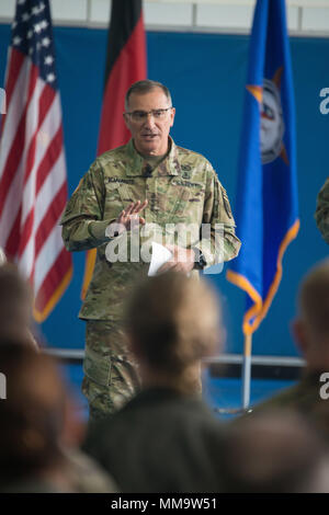 Us-European Command, Commander, Armee, General Curtis M. Scaparrotti, spricht für die Mitglieder der US-EUCOM über seine vier Befehlsprioritäten 20.09.2010 2017 während einer All-Hands bei Patch Barracks, Vaihingen, Deutschland statt. (US Army Foto von Martin Greeson) (freigegeben) Stockfoto