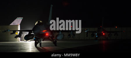 F-16 Fighting Falcons Die flightline am Flughafen Bagram, Afghanistan, Sept. 21, 2017. Die F-16 ist ein kompakter, multi-role Fighter Aircraft. Es ist sehr wendig und hat sich bewährt in der Luft-zu-Luft bekämpfen und Luft-zu-Oberfläche angreifen. In Afghanistan, die F-16, die auch als eine Viper bekannt, bietet Präzision airpower zu degradieren abhalten, feindliche Aktivitäten und. (U.S. Ai Kraft Foto: Staff Sgt. Benjamin Gonsier) Stockfoto