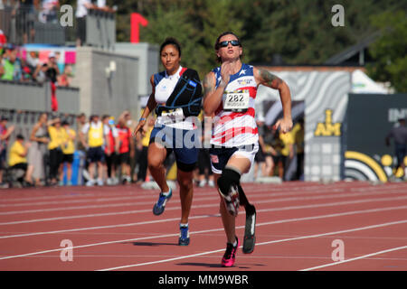Invictus Games ist ein internationales, anpassungsfähiges Multisport-Event, das 2014 von Prinz Harry, Duke of Sussex, für verwundete, verletzte und kranke Servicemitarbeiter und Veteranen gegründet wurde. Das 100-Meter-Dash-Event fand am 24. September 2017 im York Lions Stadium in Toronto, Kanada, während des Wettbewerbs 2017 statt. Das Archivbild zeigt eine pensionierte United States Marine, die im Sprint-Event antritt. Stockfoto