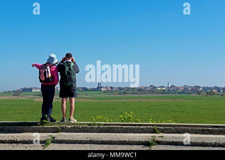 Paar poiting nach Southwold, Suffolk, England Großbritannien Stockfoto