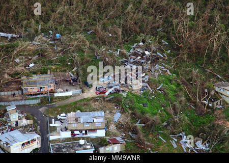 Wohnungen lag in der Ruine als von einem US-amerikanischen Zoll- und Grenzschutzbehörden, Luft und Marine Operations, Black Hawk während einer Überführung von Puerto Rico nach Hurrikan Maria September 23, 2017 gesehen. Us-amerikanischen Zoll- und Grenzschutzbehörden Foto von Kris Grogan Stockfoto