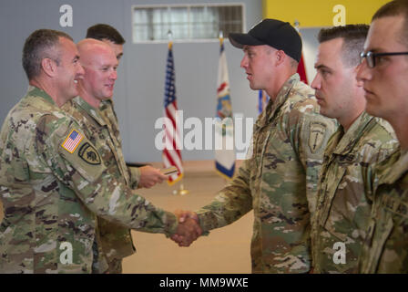 In einem cermony statt September 22, 2017, Schüler von Air Assault Klasse 307-17 sind ihre Flügel und Abschlusszertifikate vorgestellt. Mehr als die Hälfte der Klasse West Virginia der Nationalgarde. Die Keynote Speaker für die Abschlussfeier war Brigadier General Russell Kran, stellvertretender Adjutant General West Virginia National Guard. Die Zeremonie wurde auf Lager Dawson in Kingwood, West Virginia statt. Stockfoto