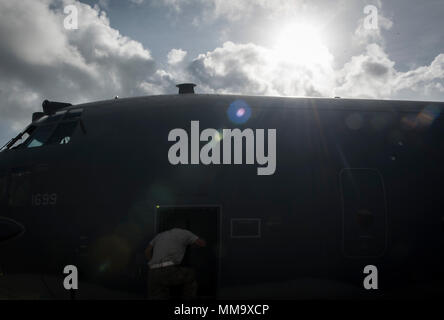 Die 15th Aircraft Maintenance Unit ist eine Unterstützungseinheit der US-Luftwaffe, die für die Wartung von MC-130H Combat Talon II-Flugzeugen verantwortlich ist, die in Sondereinsätzen eingesetzt werden. Am 24. September 2017 besteigt ein Mitglied des Dienstes das Flugzeug in Barbados während eines humanitären Einsatzes nach Hurrikanen in der Karibik. Das Archivbild dokumentiert die Zugangsverfahren für Flugzeuge und die Aktivitäten des Wartungspersonals. Stockfoto