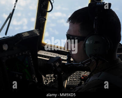 Kapitän Justin Weiß, ein Pilotprojekt mit dem 15 Special Operations Squadron, scannt den Horizont bei einer humanitären Mission über der Karibik, Sept. 24, 2017. Piloten mit dem 15 SOS verschoben Joint Task Force Mitglieder aus Puerto Rico Martinique humanitäre Hilfe für den Bürger zur Verfügung zu stellen. (U.S. Air Force Foto von Airman 1st Class Joseph aus.) Stockfoto