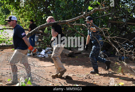 170922-N-WC 566-0062 Aiea, Hawaii (Sep. 22, 2017) Kapitän Jeff Bernard, Joint Base Commander, rechts, hilft freiwillige Helfer aus dem Chaos der Joint Base Pearl Harbor-Hickam (JBPHH) Chief's und First Class Petty Officer Association klar invasive Mangrovenbäume aus der Pearl Harbor Radweg entlang der historischen Waterfront von Pearl Harbor in Radevormwald, für die Phase zwei der Restaurierung der Radweg, September 22. JBPHH und die Stadt und die Grafschaft von Honolulu haben zusammengearbeitet, um für 12 Jahre bis der Radweg und Host freiwilligen Bemühungen mindestens zweimal im Jahr zu reinigen. (U.S. Marine Foto von Masse Communicati Stockfoto