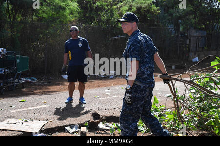 170922-N-WC 566-0066 Aiea, Hawaii (Sep. 22, 2017) Kapitän Jeff Bernard, Joint Base Commander, rechts, hilft freiwillige Helfer aus dem Chaos der Joint Base Pearl Harbor-Hickam (JBPHH) Chief's und First Class Petty Officer Association klar invasive Mangrovenbäume aus der Pearl Harbor Radweg entlang der historischen Waterfront von Pearl Harbor in Radevormwald, für die Phase zwei der Restaurierung der Radweg, September 22. JBPHH und die Stadt und die Grafschaft von Honolulu haben zusammengearbeitet, um für 12 Jahre bis der Radweg und Host freiwilligen Bemühungen mindestens zweimal im Jahr zu reinigen. (U.S. Marine Foto von Masse Communicati Stockfoto