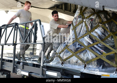 Air Force Reserve Älterer Flieger Kevin Cully (links) überwacht die Senior Master Sgt. John waszak, wie er Lasten Cargo auf der C-130 Hercules Flugzeuge im Niagara Falls Luft finden Station NEW YORK, 25. September 2017. Die Air National Guard Flugzeuge, aus der 152 Luftbrücke Flügel in Reno, Nev ist geplant in St. Croix, US Virgin Islands zu kommen, mit den Lieferungen und Personal in der Wiederaufnahme zu nach Hurrikanen Irma und Maria. Cully und Waszak sind beide Air Transport Spezialisten mit der 30. Antenne Anschluss Squadron. (U.S. Air Force Foto: Staff Sgt. Richard Mekkri). Stockfoto