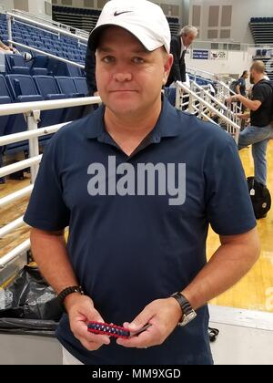 Navy Veteran Mike Mikkelsen rund 115 paracord Armbänder für Team uns Sportler, da sie nach Toronto Kopf in Invictus Games 2017 von 23.-30. September zu konkurrieren. (Foto von Christopher Felder, Armee Krieger Pflege und Übergang) Stockfoto