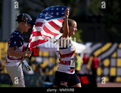 Marine Corps veteran Cpl. Jessica-Rose Hammack feiert nach einer Bronze Medaille bei der Leichtathletik bei York Lions Stadion während der 2017 Invictus Spiele in Toronto am 25. September 2017. Die Invictus Games, von Prinz Harry im Jahr 2014 gegründet, vereint die Verwundeten und verletzten Veteranen aus 17 Nationen für 12 adaptive Sportveranstaltungen, einschließlich Leichtathletik, Rollstuhl basketball Rollstuhl Rugby, Schwimmen, Volleyball, und Neu in der 2017 Spiele, Golf. (DoD Foto von Roger L. Wollenberg) Stockfoto