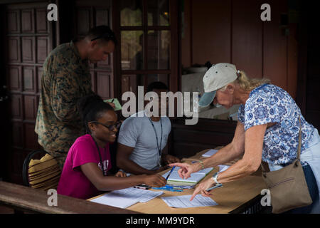 Die Joint Task Force – Leeward Islands ist eine US-Militär-Task Force, die 2017 gegründet wurde, um Hurrikaneinsätze in der östlichen Karibik zu koordinieren. Am 24. September 2017 bereiteten die Mitarbeiter Flugmanifeste vor und registrierten Evakuierten am Douglas-Charles Airport in Dominica nach dem Hurrikan Maria. Das Archivbild dokumentiert die administrative Abwicklung und die behördenübergreifende Koordination bei Evakuierungsaktivitäten. Stockfoto