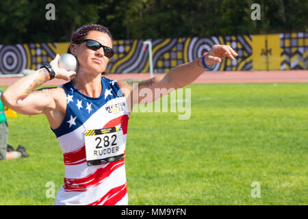 Us Marine Corps veteran Sarah Ruder bereitet einen Schuß an der York Lions Stadion, Toronto, Kanada an Sept. 25, 2017 zu werfen. Die Invictus Games, Sept. 23-30, ist ein internationales Programm Paralympic-Style, Multi-sport Veranstaltung, die von Prinz Harry von Wales, in denen Verwundete, Verletzte oder kranke Armed Services Personal und ihre zugehörigen Veteranen erstellt Sport einschließlich Rollstuhl basketball Rollstuhl Rugby, Sitzen, Volleyball, Bogenschießen, Radfahren, Rollstuhl Tennis, Powerlifting, Golf, Schwimmen, und Indoor rudern. (U.S. Armee Foto von SPC. Samuel Brooks) Stockfoto