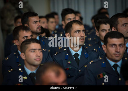 Neuen afghanischen Luftwaffe Leutnants sitzen und zuhören zu einer Rede von hochrangigen Afghanischen Luftwaffe Beamte Sept. 25, 2017, in Kabul, Afghanistan. Nintey-acht Kadetten graduierte als Teil der 2017 Afghan Air Force Academy Klasse und wird weitergehen als Piloten, Betrieb und Wartung Offiziere in Afghanistan neue Air Service zu trainieren. (U.S. Air Force Foto: Staff Sgt. Alexander W. Riedel) Stockfoto