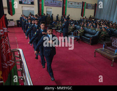 Neuen afghanischen Luftwaffe Leutnants März auf die Bühne ihrer Staffelung zu erhalten Diplome Sept. 25, 2017, in Kabul, Afghanistan. Nintey-acht Kadetten aus dem Jahr 2017 afghanische Air Force Academy Klasse absolviert und wird weitergehen als Piloten, Betrieb und Wartung Offiziere in Afghanistan neue Air Service zu trainieren. (U.S. Air Force Foto: Staff Sgt. Alexander W. Riedel) Stockfoto