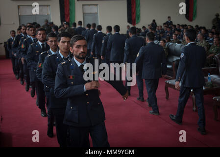 Neuen afghanischen Luftwaffe Leutnants März feierlich vor der Afghanischen Luftwaffe Akademie Graduierung erhalten Diplome Sept. 25, 2017, in Kabul, Afghanistan. Nintey-acht Kadetten aus dem Jahr 2017 afghanische Air Force Academy Klasse absolviert und wird weitergehen als Piloten, Betrieb und Wartung die Offiziere in der Afghanischen air Service zu trainieren. (U.S. Air Force Foto: Staff Sgt. Alexander W. Riedel) Stockfoto