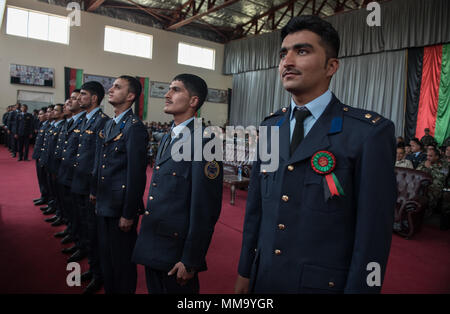 Neuen afghanischen Luftwaffe leutnants stehen stramm, bevor Sie Ihre afghanischen Luftwaffe Akademie Abschlusszertifikate Sept. 25, 2017, in Kabul, Afghanistan. Nintey-acht Kadetten aus dem Jahr 2017 abgeschlossen und wird auf gehen, wie Piloten, den Betrieb und die Wartung Offiziere in der Afghanischen air Service zu trainieren. (U.S. Air Force Foto: Staff Sgt. Alexander W. Riedel) Stockfoto