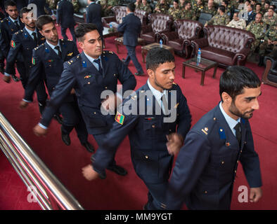 Neuen afghanischen Luftwaffe Leutnants März ceremoniusly ihre Akademie Staffelung zu erhalten Diplome Sept. 25, 2017, in Kabul, Afghanistan. Nintey-acht Kadetten aus dem Jahr 2017 afghanische Air Force Academy Klasse absolviert und wird weitergehen als Piloten, Betrieb und Wartung Offiziere in Afghanistan neue Air Service zu trainieren. (U.S. Air Force Foto: Staff Sgt. Alexander W. Riedel) Stockfoto