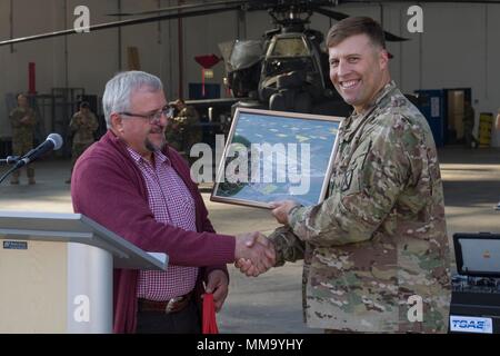 Oberst Clair A. Gill, 10 Combat Aviation Brigade Commander, erhält ein Luftbild von Storck Barracks als Geschenk von burgermeister Heinrich Forster, Bürgermeister von Illesheim, Deutschland, am 22. September. Es war das erste Mal, dass die Veranstaltung in fast 20 Jahren aufgetreten, sodass deutschen Nachbarn die Chance auf Sockel und Interagieren mit Soldaten zu kommen beim Lernen über U.S. Army Aviation. (U.S. Armee Foto von SPC. Thomas Scaggs) 170923-A-TZ 475-381 Stockfoto