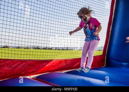 Ein deutsches Kind genießt einen Bounce House auf dem Flugplatz bei Storck Kaserne in Illesheim, Deutschland, während Freundschaft Fest 2017 am 22. September. Es war das erste Mal, dass die Veranstaltung in fast 20 Jahren aufgetreten, sodass deutschen Nachbarn die Chance auf Sockel und Interagieren mit Soldaten zu kommen beim Lernen über U.S. Army Aviation. (U.S. Armee Foto von SPC. Thomas Scaggs) 170923-A-TZ 475-514 Stockfoto