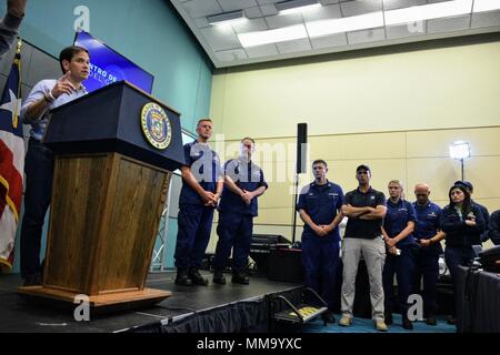 Sen. Marco Rubio Adressen der Medien während einer Pressekonferenz in der Emergency Operations Center in San Juan, Puerto Rico, Sept. 25, 2017. Coast Guard Foto von Petty Officer 1st Class Patrick Kelley. Stockfoto