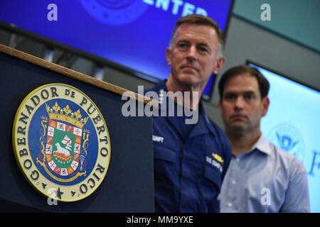 Coast Guard Kommandant Adm. Paul Zukunft und Sen. Marco Rubio Vorbereiten der Medien auf die Rettungsmaßnahmen zu Adresse Zentrum in San Juan, Puerto Rico, Sept. 25, 2017. Coast Guard Foto von Petty Officer 1. Klasse Patrick Kelley. Stockfoto