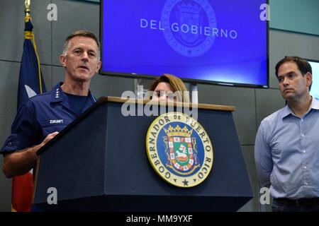 Coast Guard Kommandant Adm. Paul Zukunft Adressen der Medien während einer Pressekonferenz in der Emergency Operations Center in San Juan, Puerto Rico, Sept. 25, 2017. Coast Guard Foto von Petty Officer 1st Class Patrick Kelley. Stockfoto