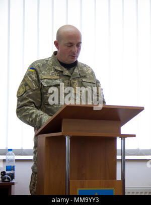 Ukrainische Oberstleutnant Pavlo Rozhko, Leiter der Yavoriv Combat Training Center Schriftsatz ukrainischen Generalleutnant Ihor Kolesnyk, erster stellvertretender Generalstabschef der Streitkräfte der Ukraine, über die YAVORIV CTC während des allgemeinen Besuch der CTC auf der internationalen Friedens und der Sicherheit in der westlichen Ukraine, an Sept. 23. (Foto von Sgt. Anthony Jones, 45th Infantry Brigade Combat Team) Stockfoto