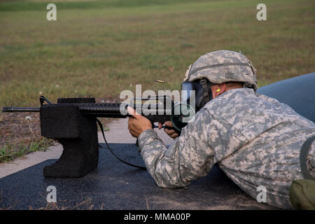 Staff Sgt. Raul Muniz von den 353 Transport Unternehmen qualifizieren mit seinem atomaren, chemischen biologischen Maske auf die M16-Gewehr im Camp Ripley, Minn. Am 22. September 2017. Die 353. Eine 4-Feld Tag Training als Teil Ihrer - Wochenende - ein Monat Schlacht Montage in der Armee finden. (US Army Foto von Pvt. Jarrod Taylor, freigegeben) Stockfoto