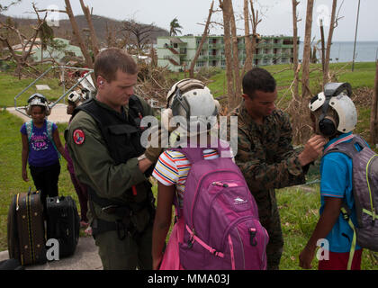 170925-N-SA 412-0059 DOMINICA (Sept. 25, 2017) Naval Aircrewman (Hubschrauber) 2. Klasse Nikolaus Glas, zu Hubschrauber Meer Combat Squadron (HSC) 22, angeschlossen an den amphibischen Angriff Schiff USS Wasp (LL 1), Bewohner bereitet sich auf Evakuierung nach dem Landfall Hurrikan Maria zugeordnet. Dominica Bewohner werden von ihrer Insel zu den nahe gelegenen Inseln Martinique und Guadalupe evakuiert. Das Verteidigungsministerium ist die Unterstützung der US-Behörde für Internationale Entwicklung (USAID), die Leitung der Föderalen Agentur, dabei helfen, die Betroffenen durch den Hurrikan Maria Leiden zu minimieren und Stockfoto