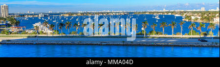 Viele festgebundene Segelboote über Causeway in Biscayne Bay. Stockfoto