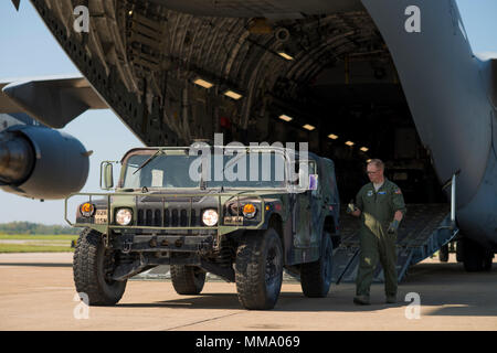 Mitglieder von der 914th Logistik Bereitschaft Squadron und der 30. Antenne Anschluss Squadron erleichtern das Laden von 10 humvees auf eine C-17 Globemaster für die U.S. Virgin Islands, 26. September 2017, Niagara Falls Luft finden Station, New York, der 105 Military Police Company aus Buffalo NY zusammen mit fast einem Dutzend New York State Troopers bestimmt werden Hurricane Relief Bemühungen zu unterstützen. (U.S. Air Force Foto von Tech. Sgt. Steph Sawyer) Stockfoto